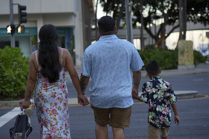 1 Hour Family/Group Photography Honolulu Beautiful and Magical - Using Your Phone During the Session: Get Two Photo Sets