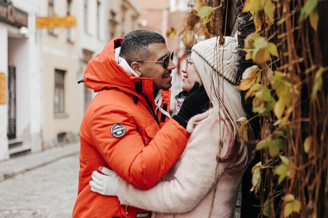 1H Private Photoshoot in Old Town of Riga - Stop 1: Vecrīga streets and the Christmas-market vibe