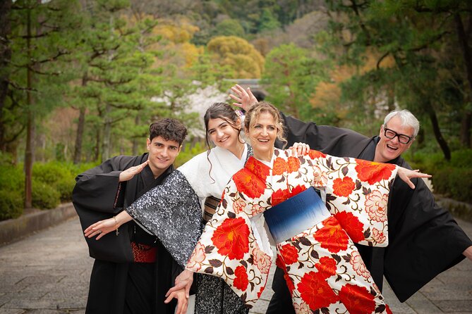 A Privately Guided Photoshoot in Beautiful Kyoto by a Pro - A One-Hour Private Shoot That Actually Feels Natural in Kyoto