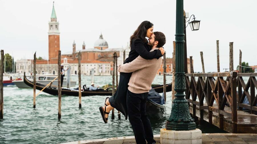 A Unique Photoshoot in Venice - A 1-hour Venice portrait session that feels like sightseeing (not a production)