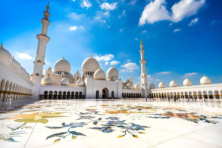 Abu Dhabi: Professional Photoshoot at Sheikh Zayed Mosque - The Outdoor Stops That Make These Pictures Feel Big