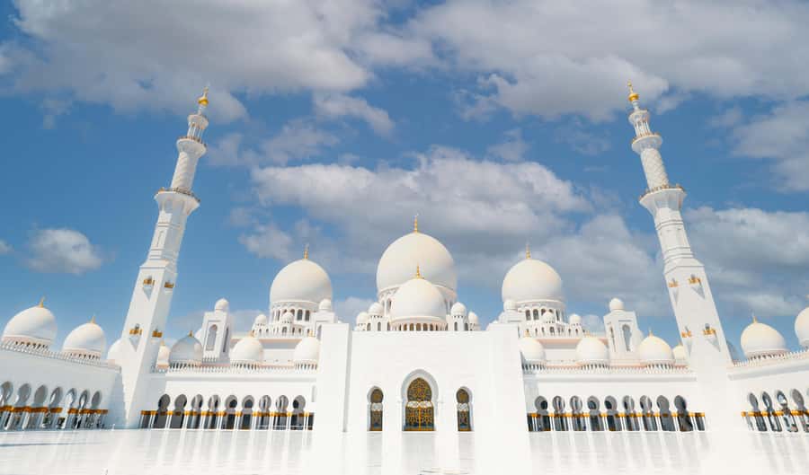 Abu Dhabi: Sheikh Zayed Grand Mosque Tour with Photographer - Where the tour starts: Costa Coffee and a fast game plan