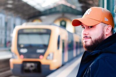 Adriana | Porto Photographer - Meeting Inside São Bento Train Station: Your Session Starts On Time