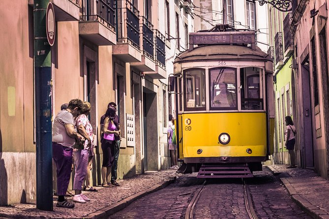 Alfama Photo Walk – Lisbon Photography Experience Led by a Local - Stop 5: Lisbon Cathedral for Dramatic Light and Urban Layers