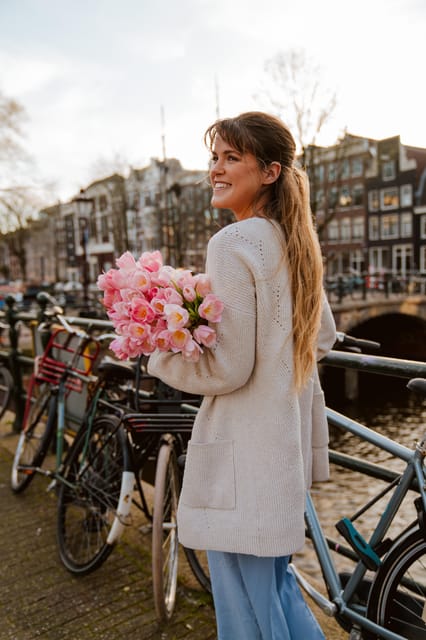 Amsterdam: Professional Photoshoot at the Canals - Weather reality in Amsterdam: umbrellas and indoor backups