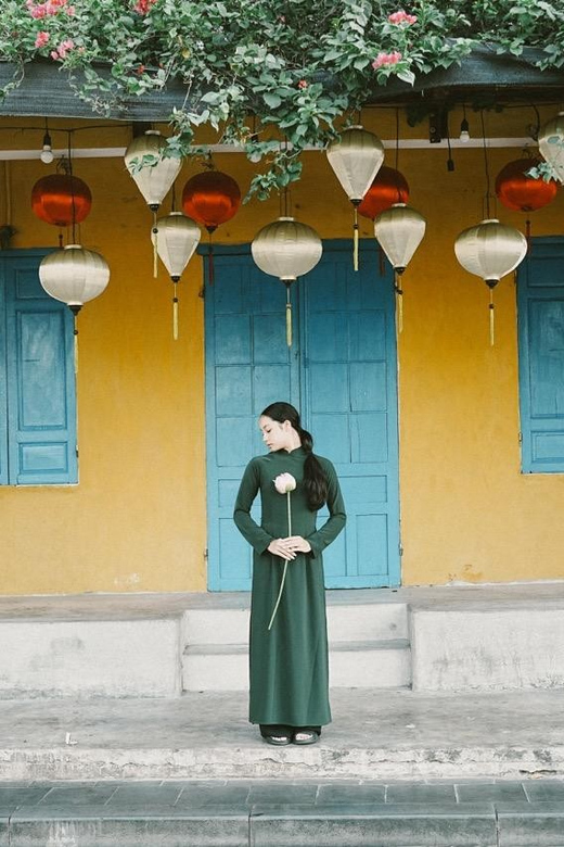 Ao Dai Photography: Traditional Attire Capture in Hoi An - Posing help that doesn’t feel stiff
