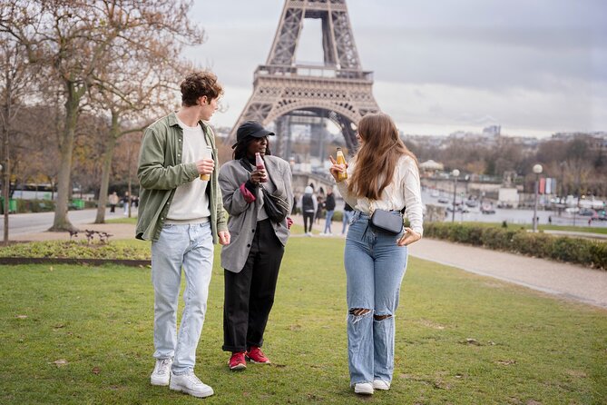 Around the Eiffel Tower Walking Tour with Selfie & Photoshoot - Group size and guide style: why max 7 people matters