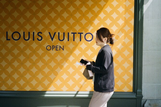 Art of Street Photography Guided Walk - Capturing candid city moments that feel real