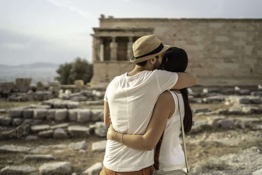 Athens: Professional Photoshoot - Premium Package with Anafiotika and Acropolis Hill Lighting (One Hour)