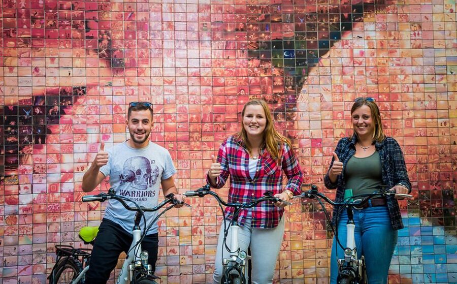 Barcelona: 4-Hour E-Bike Photography Tour - Gothic Quarter and the Columbus Monument: Old Streets, Real Stories