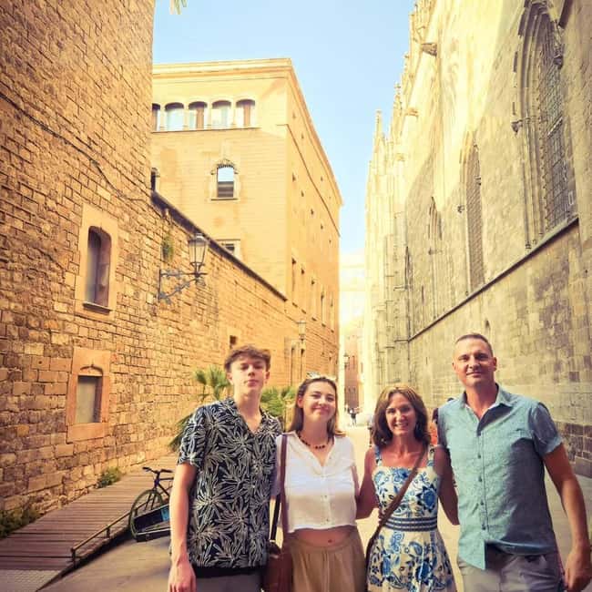 Barcelona: Creative Photo Tour of the City's Artistic Corners - What the 1.5-hour session feels like, step by step