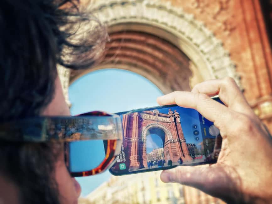 Barcelona: Phone Photography Tips & Tricks - Park & Old Town - Meeting at Arc de Triomf: white umbrella, quick start, real guidance