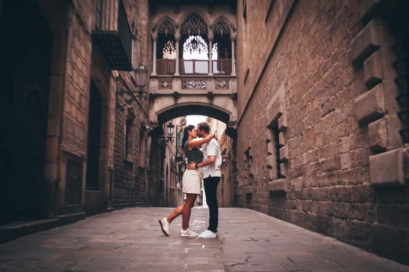 Barcelona: Photo Shoot Tour in El Gothico - Standard vs Premium: which package gives better value