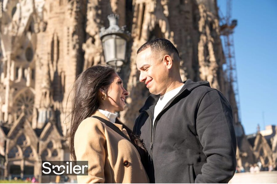 Barcelona: Professional Photoshoot Outside Sagrada Familia - Price and value: $65 for up to 8 people