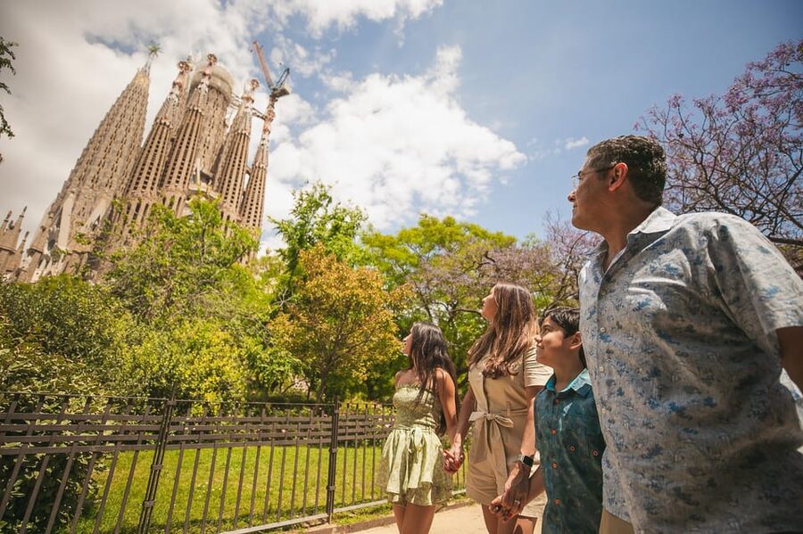 Barcelona: Professional Photoshoot Outside Sagrada Familia - Your 30–45 minute window: how the session actually feels