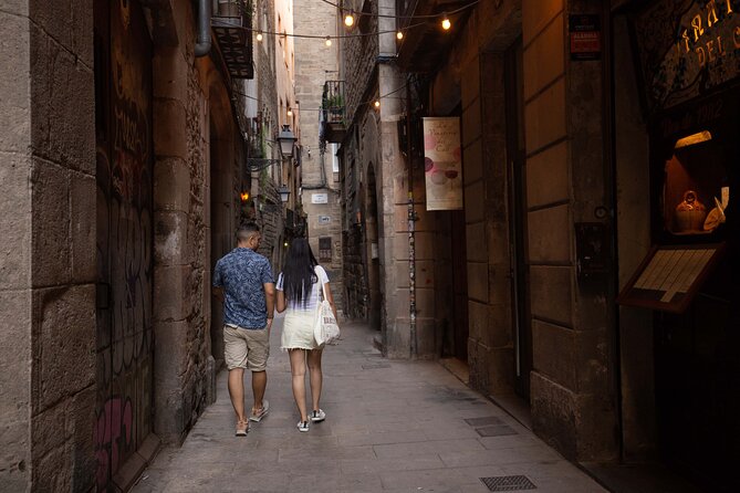 Barcelona Tour And Photoshoot in Gothic Quarter - Your route, stop by stop: Gothic Quarter landmarks with camera-friendly backdrops