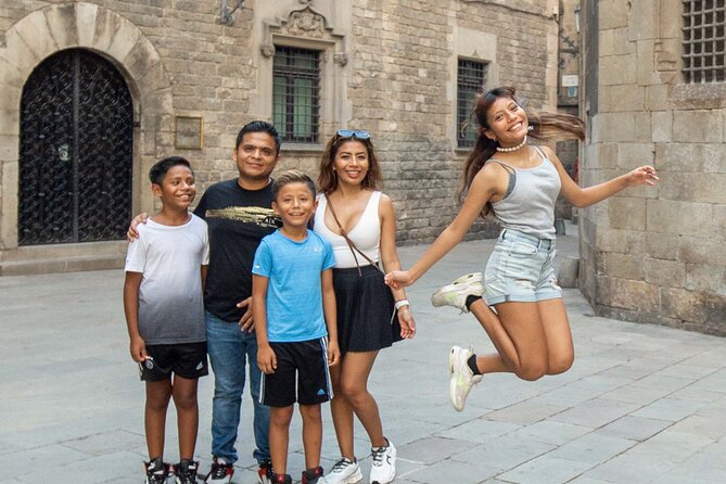 Barcelona Tour And Photoshoot in Gothic Quarter - Reliability and weather: the two things worth planning around