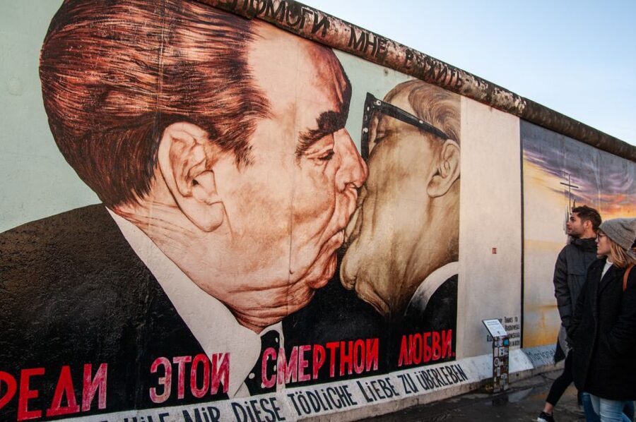 Berlin: Alternative Culture Walking Tour & Photoshoot - First Steps: Starting at Warschauer Straße or BrewDog Friedrichshain