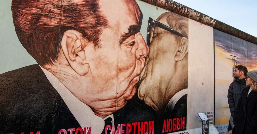 Berlin: Alternative Culture Walking Tour & Photoshoot - Friedrichshain-Kreuzberg Street Art and Graffiti You Can Read