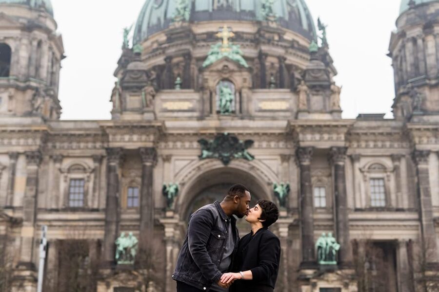 Berlin Love Story: Surprise Proposal Photography Session - Where you meet: Polnisches Institut Berlin and a short hop to the action
