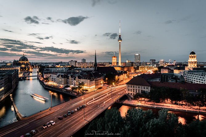 BERLIN PHOTO TOUR with a professional Photographer from Berlin - Starting at Pariser Platz: why Brandenburg Gate works as your warm-up