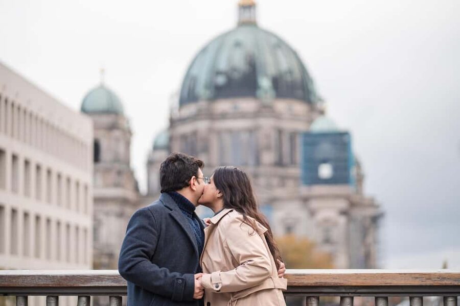 Berlin: Private Photo Session with Professional Photographer - How the photographer actually helps you pose (instead of guessing)