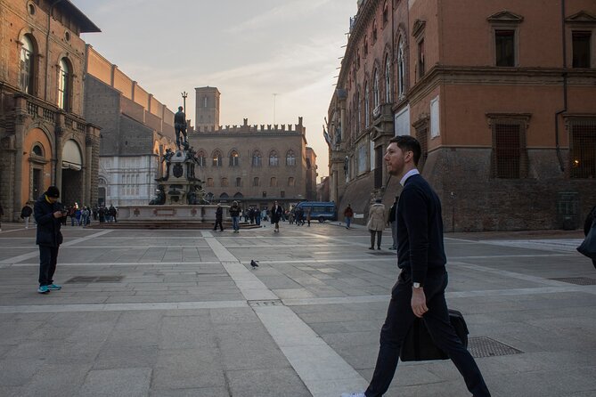 Bologna: Photo tour with professional photographer - Meeting at Biblioteca Salaborsa (so you start stress-free)