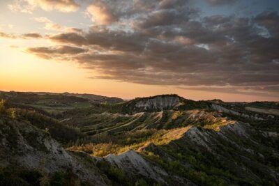 Bologna Surroundings Photo Tour: Rolling Hills and Ravines - Timing Matters: Golden Hour and Blue Hour Photography