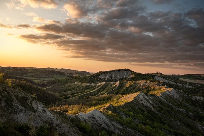 Bologna Surroundings Photo Tour: Rolling Hills and Ravines - Timing Matters: Golden Hour and Blue Hour Photography