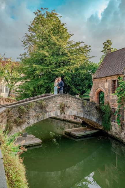 Bruges : Your private 1 hour photoshoot in the medieval city - Jan van Eyckplein start: how the session kicks off