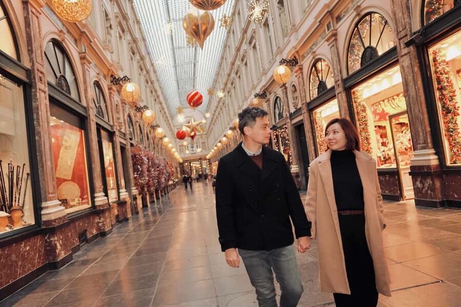 Brussels City Photoshoot With a Professional Photographer - Galleries royales Saint-Hubert: details that make your set look special