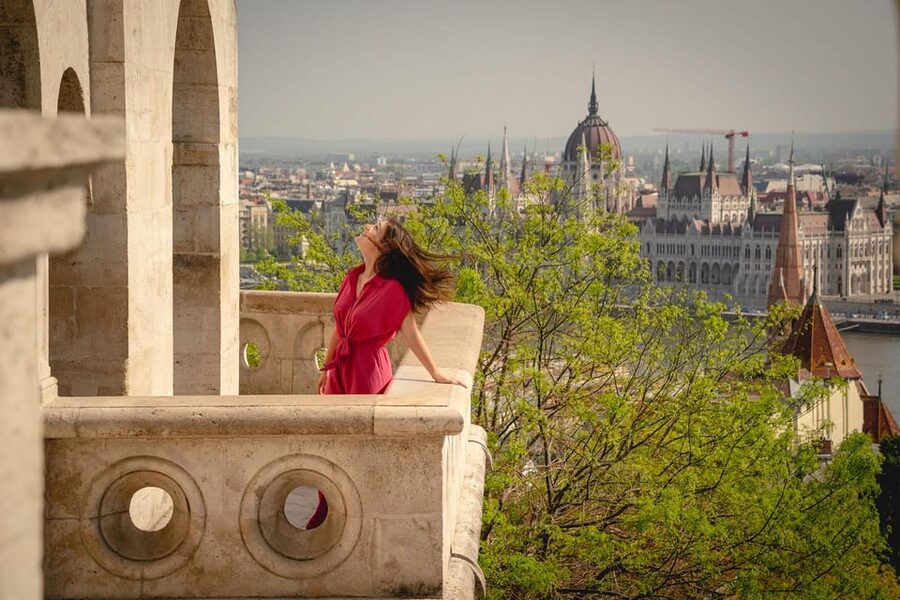 Budapest: Fast Private Photoshoot at Fisherman's Bastion - Posing Coaching That Keeps You Looking Natural