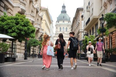 Budapest Private Guided Tour with Photoshoot - Small(2hrs) - What you get for $107.25: photos that show up quickly and ready to share