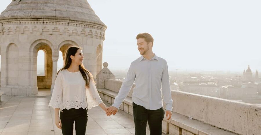 Budapest: romantic photoshoot at Buda's iconic sightseeings - Cobblestones, hand-holding, and the couple-photo rhythm