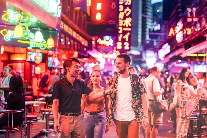 Chinatown (Yaowarat Road) Neon Photoshoot - What to wear: dark tones, street fashion, and sunglasses