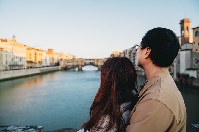 Classic Photoshoot in Florence - How the Photographer Gets Natural and Posed Shots in One Session