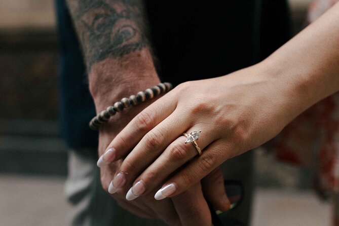 Couples Photoshoot Barcelona - Meeting outside Hotel Colon: how to start smoothly in the Gothic Quarter