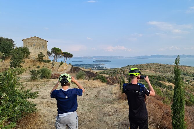 Easy guided eBike tour with photographer at Lake Trasimeno - Stop 1: Tuoro sul Trasimeno for a coffee break and a classic lakeside village feel