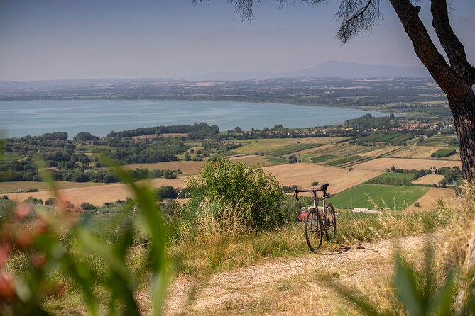 Easy guided eBike tour with photographer at Lake Trasimeno - Stop 2: Sanguineto–Monte Gualandro and the battle story with real lake viewpoints