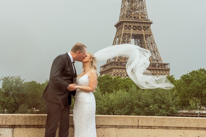 Eiffel Tower Photoshoot - Pont de Bir-Hakeim: where your Eiffel Tower backdrop comes from