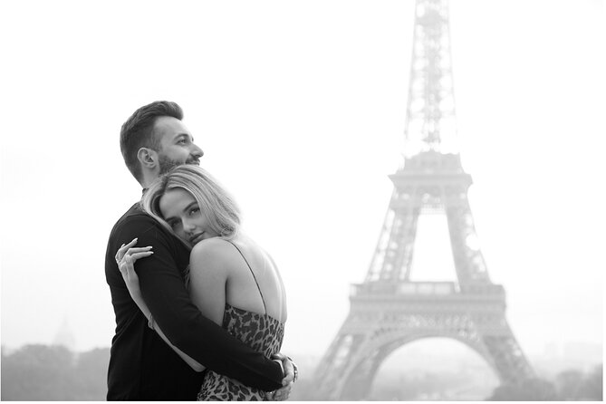 Eiffel Tower Private Photo Shoot - Photos in your inbox, or photos in your hands (RAW + JPEG)