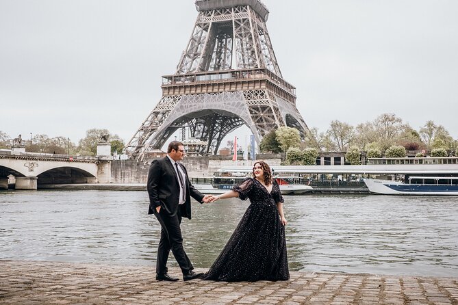 Eiffel Tower Private Photoshoot With a Professional Photographer - Photos you receive: edited set, online gallery, and the raw-file tradeoff
