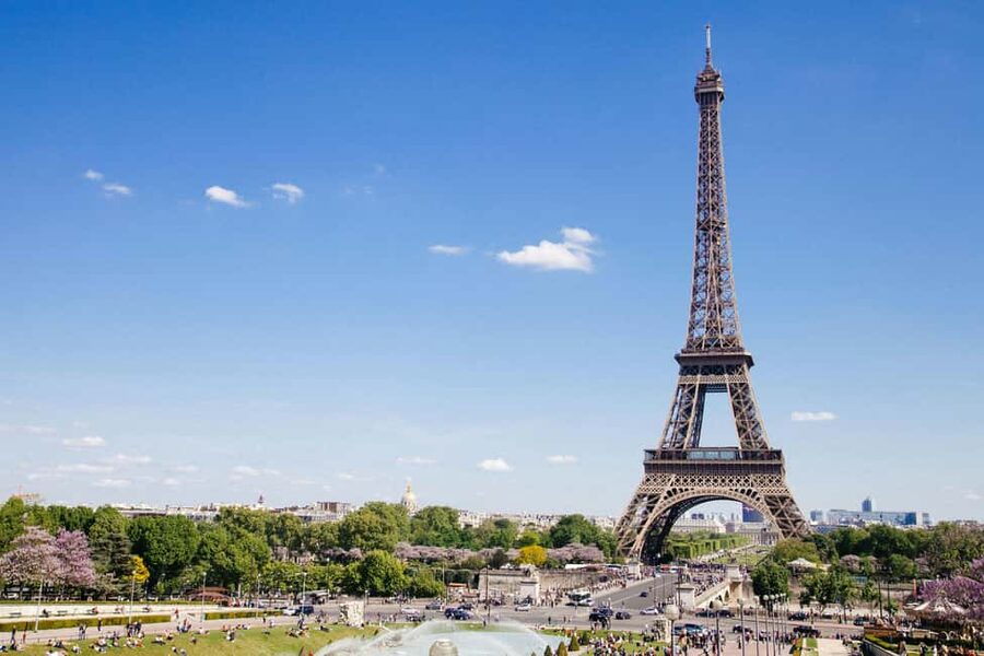 Eiffel Tower Reserved Access with Photoshoot stops - Meeting on the Seine: getting your bearings fast
