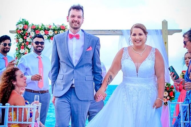 Exclusive photo shoot in Punta Cana - Sunset couples, wave jumps, and that rock-and-sea look