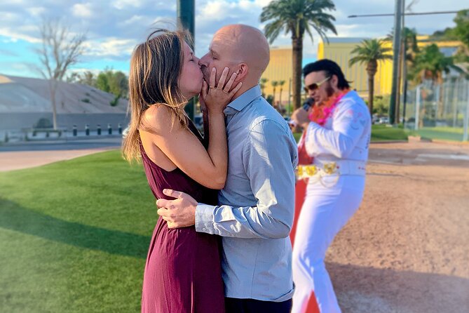 Get Married: Elvis Wedding + Las Vegas Sign + Photography - The 1-hour flow: from chapel to the Welcome to Fabulous sign