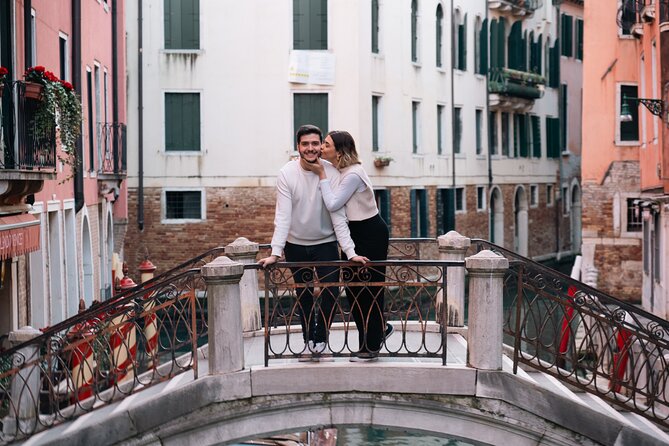 Glam photoshoot in hidden Venice! (up to 4) - Ponte di Rialto: Classic Backdrop, Portrait-Time Focus