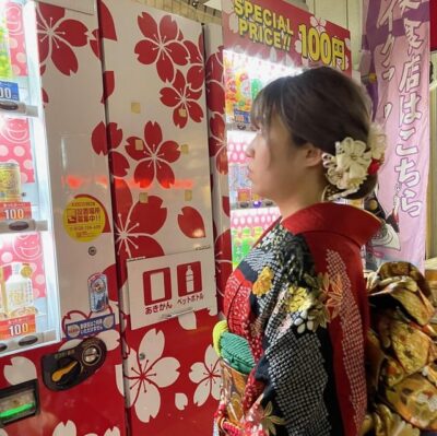Guided Tour of Walking and Photography in Asakusa in kimono - First big photo moment: Kaminarimon Gate and getting your stance right