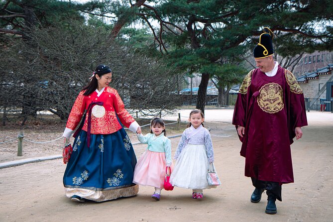 Gyeongbokgung palace family/group private photoshoot - Why a Private Gyeongbokgung Hanbok Shoot Works So Well