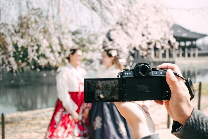 Hanbok Photoshoot and History Tour at Gyeongbokgung Palace - From the Hanbok shop to Gwanghwamun Gate