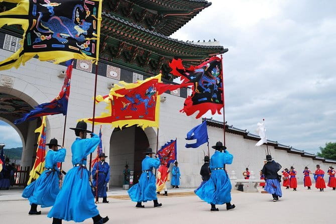 Hanbok Photoshoot and History Tour at Gyeongbokgung Palace - Timing and weekday reality: Tuesdays swap palaces